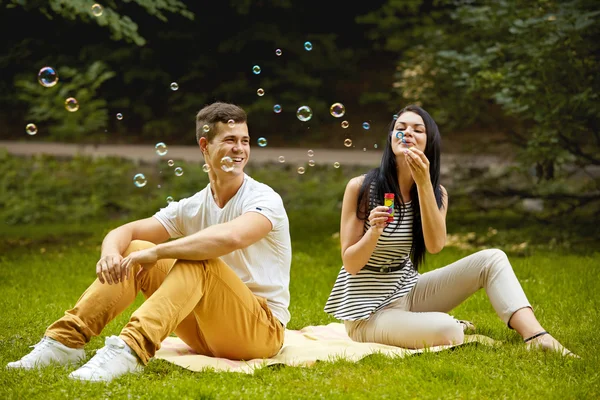 İki aşık. Mutlu çift yaz Park — Stok fotoğraf