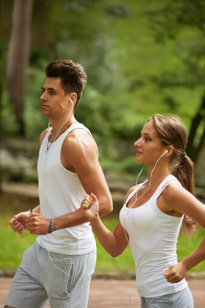 Pareja corriendo. Pareja joven corriendo en el parque de verano —  Fotos de Stock