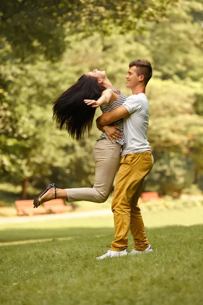 Casal apaixonado. Casal feliz se divertindo no Parque de Verão — Fotografia de Stock