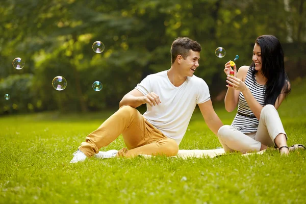 Verliebtes Paar. glückliches Paar im Sommerpark — Stockfoto