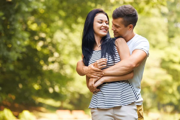 Couple amoureux. Couple heureux dans Summer Park — Photo