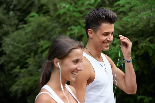 Deporte pareja caminando en el parque de verano —  Fotos de Stock