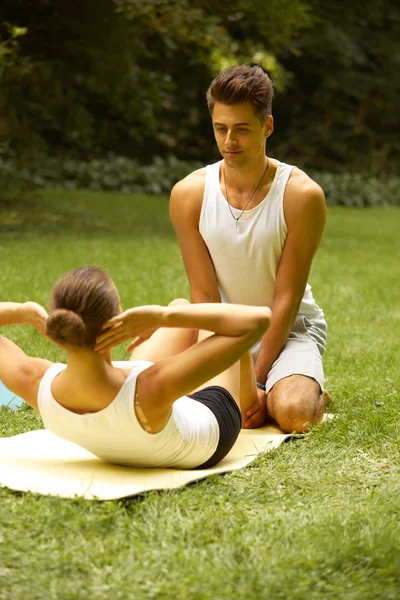 Fitness cvičení. Mladý pár školení v letním parku — Stock fotografie