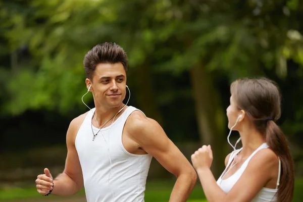 Casal a correr. Jovem casal correndo no parque de verão — Fotografia de Stock