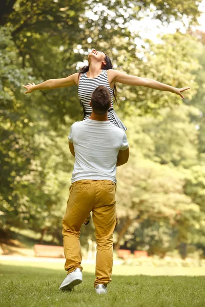 Casal feliz tem uma diversão no parque de verão — Fotografia de Stock