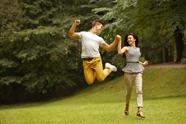 Pareja enamorada. Pareja feliz corriendo en el parque — Foto de Stock