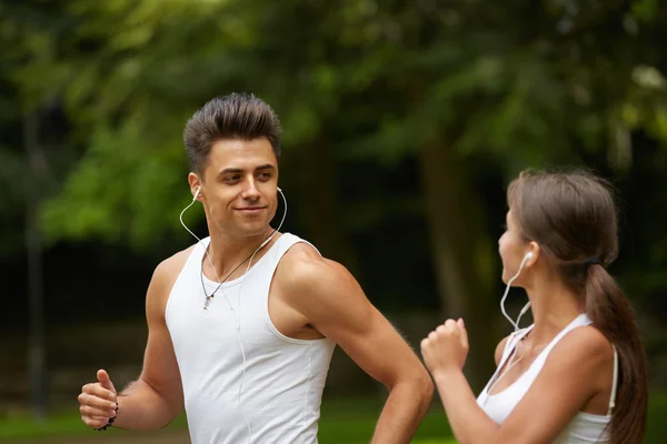 Casal a correr. Jovem casal correndo no parque de verão — Fotografia de Stock