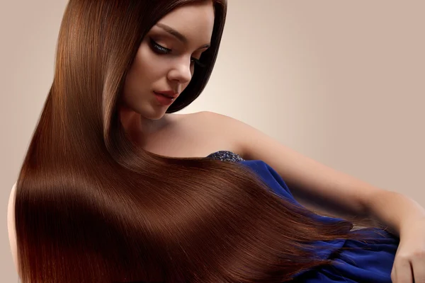 Cabello. Retrato de una hermosa mujer con cabello largo y ondulado. Alta calidad — Foto de Stock
