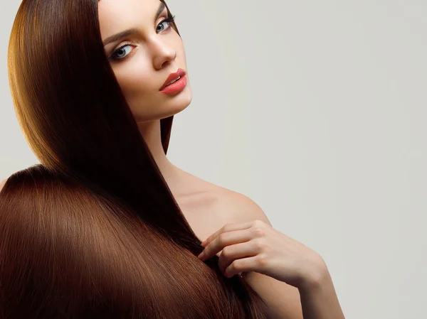 Cabello castaño. Retrato de una hermosa mujer con el pelo largo. Alto qua — Foto de Stock