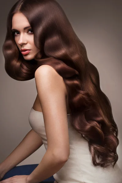 Cabello. Retrato de una hermosa mujer con cabello largo y ondulado. Alta calidad —  Fotos de Stock