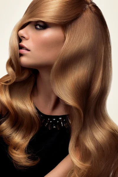 Волосы. Портрет красивой блондинки с длинными волнистыми волосами. High qua — стоковое фото