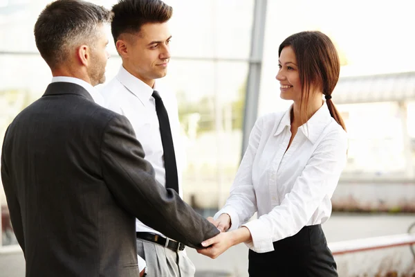 Equipo de negocios. La gente se da la mano comunicándose entre sí — Foto de Stock