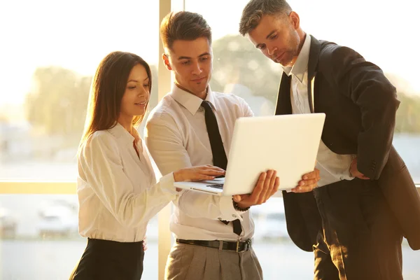 Mensen uit het bedrijfsleven werken op een laptop. Teamwerk — Stockfoto