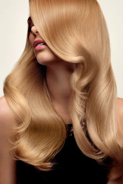 Cabello rubio. Retrato de la hermosa rubia con el pelo largo ondulado. Hola. —  Fotos de Stock