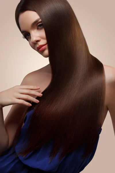 Cabello. Retrato de una hermosa mujer con cabello castaño largo. Alto qua — Foto de Stock