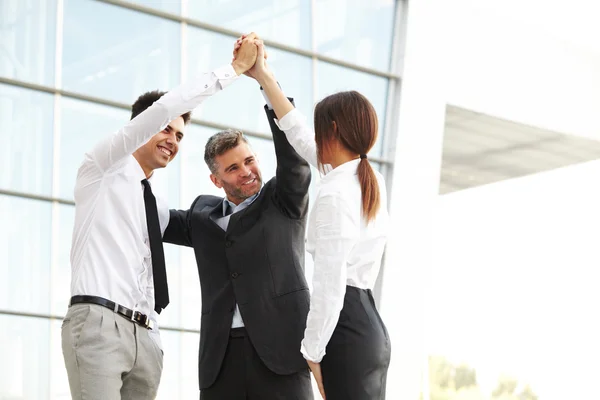 Geschäftsleute. Erfolgreiches Team feiert einen Deal — Stockfoto