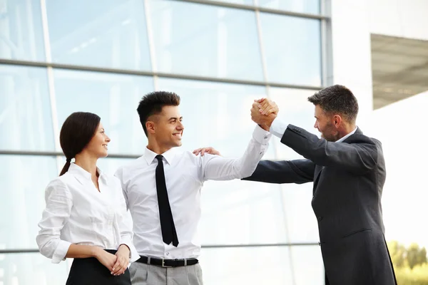 Människor firar framgångsrika affärsprojekt. Teamwork — Stockfoto