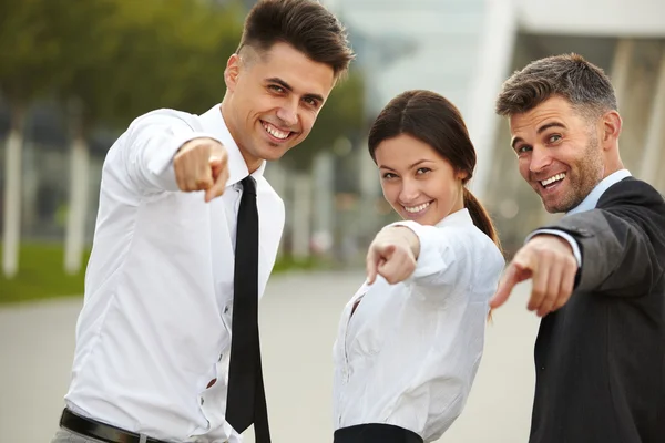 Geschäftsleute zeigen auf Sie. — Stockfoto