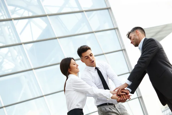 Människor firar framgångsrika affärsprojekt. Teamwork — Stockfoto