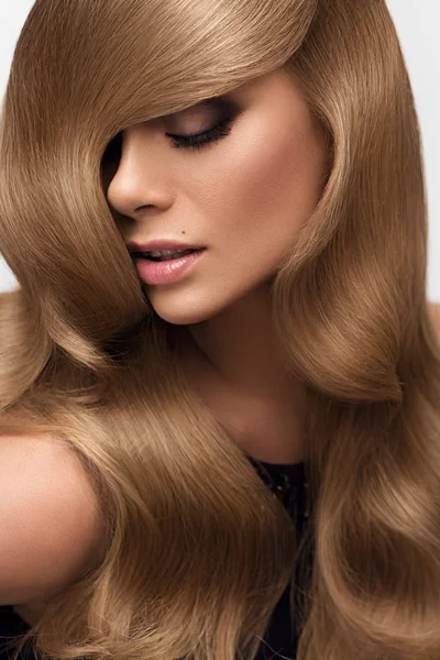 Haare. Porträt der schönen Blondine mit langen welligen Haaren. hohe Qua — Stockfoto