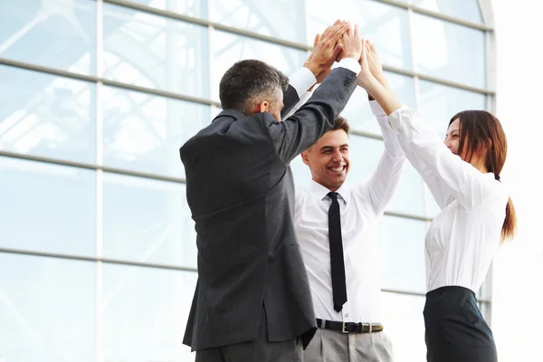 Gente de negocios. Equipo exitoso celebrando un trato —  Fotos de Stock