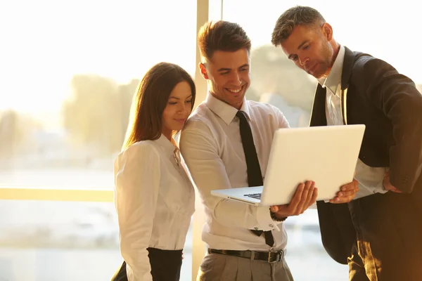 Empresários a trabalhar num portátil. Trabalho em equipa — Fotografia de Stock