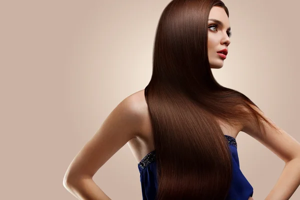 Saç. uzun kahverengi saçlı güzel kadın portresi. Nereye yüksek — Stok fotoğraf