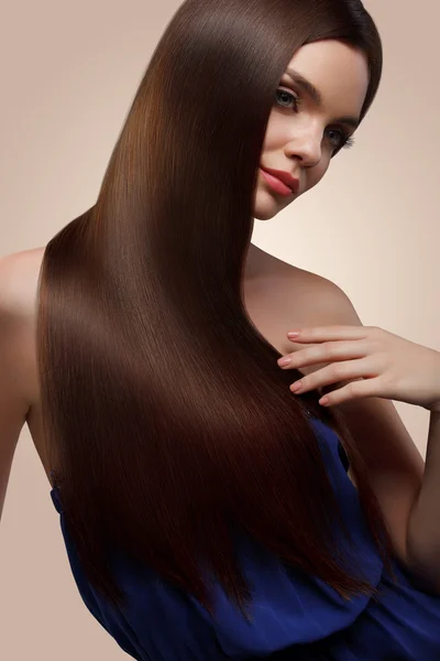 Cabelo. Retrato de Mulher Bonita com Cabelo Castanho Longo. Alto qua — Fotografia de Stock