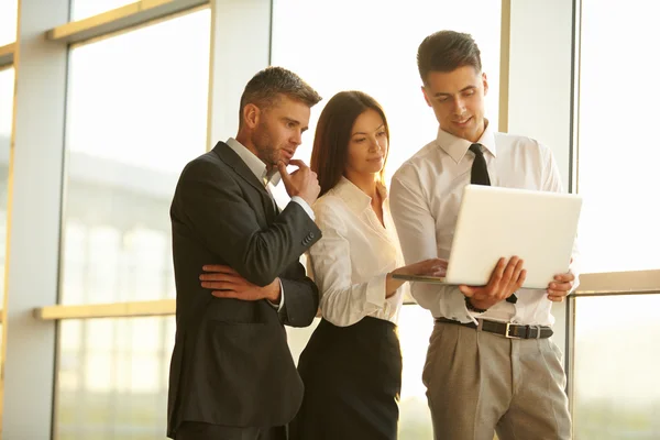 Geschäftsleute arbeiten an einem Laptop. Teamarbeit — Stockfoto