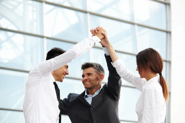 Gente de negocios. Equipo exitoso celebrando un trato —  Fotos de Stock