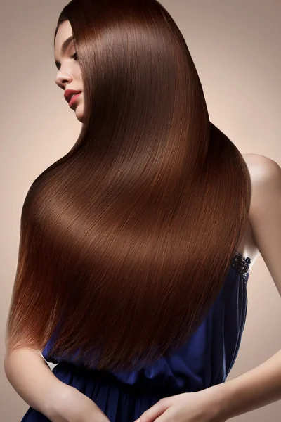 茶色の髪。長い髪の美しい女性の肖像画。高画質 — ストック写真