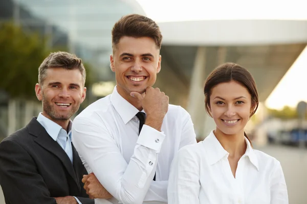 Geschäftsteam außerhalb des Büros — Stockfoto