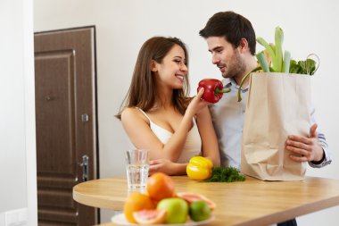 Genç çift Grossery Torbalı sebze dolu. Sağlıklı can