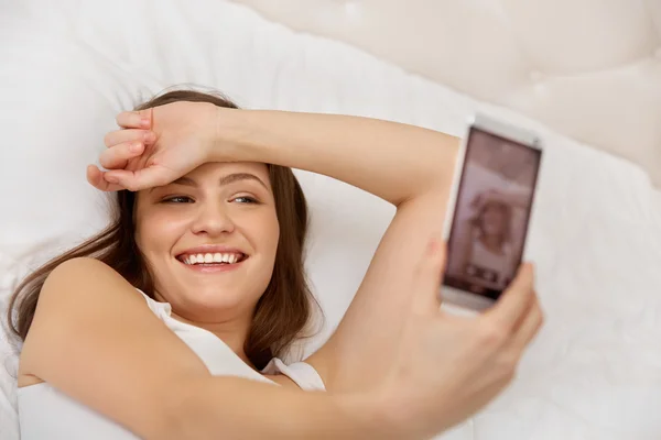 Retrato de una mujer joven sosteniendo una cámara digital Smartphone un — Foto de Stock