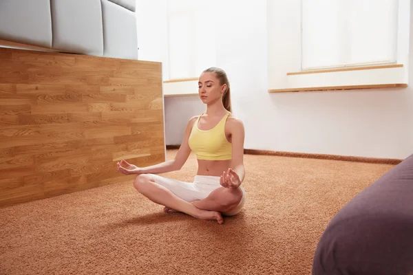 Yoga kadın. Genç Bayan pratik sabah Meditasyon — Stok fotoğraf