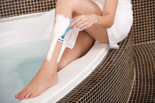 Long Woman Legs . Woman Shaving Legs in Bathroom — Stock Photo, Image