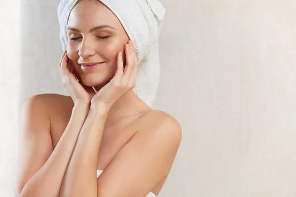 Mujer Spa. Retrato de una joven sonriente en toalla en el baño . — Foto de Stock