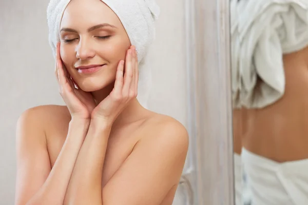 Donna delle terme. Ritratto di giovane donna sorridente in asciugamano in bagno . — Foto Stock