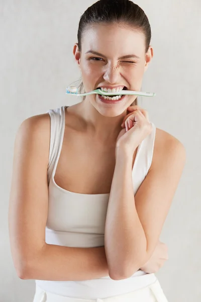 Hermosa mujer con cepillo de dientes. Antecedentes del cuidado dental . — Foto de Stock