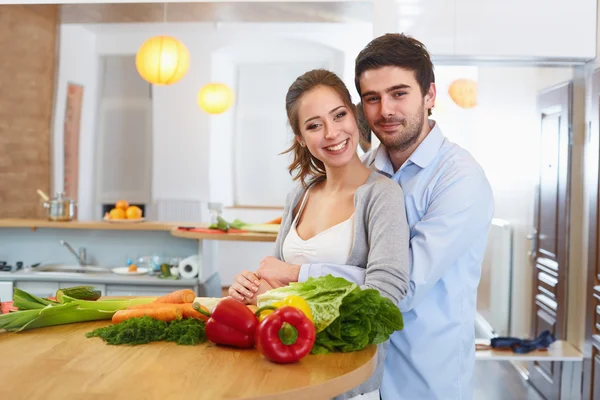 年轻的夫妇在厨房做饭。健康的食物 — 图库照片