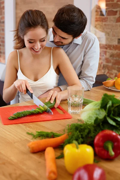 Pareja de cocina en la cocina. Estilo de vida saludable — Foto de Stock