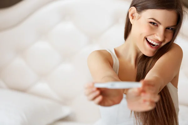 Szczęśliwa kobieta z ciąży test — Zdjęcie stockowe