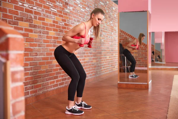 Mujer saludable haciendo ejercicio con sombrillas —  Fotos de Stock