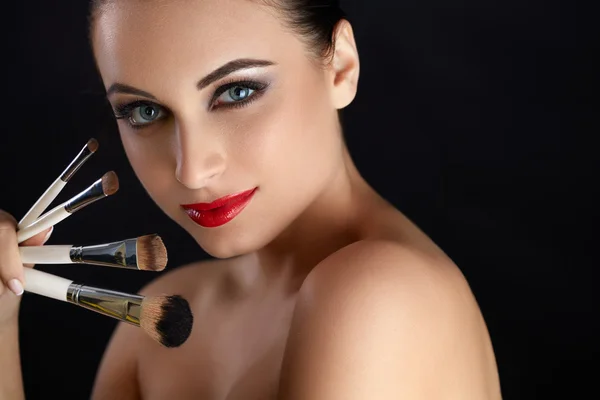 Beautiful woman with makeup brushes. Makeup — Stock Photo, Image
