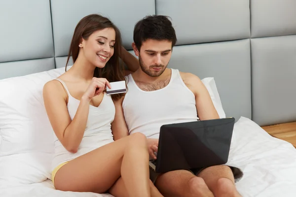 Pareja usando tarjeta de crédito para comprar en internet — Foto de Stock