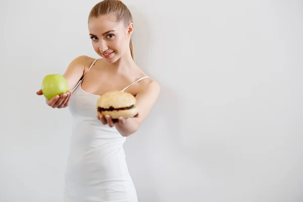 ダイエット。ダイエットのコンセプトです。健康食品。美しい若い女性 choos — ストック写真