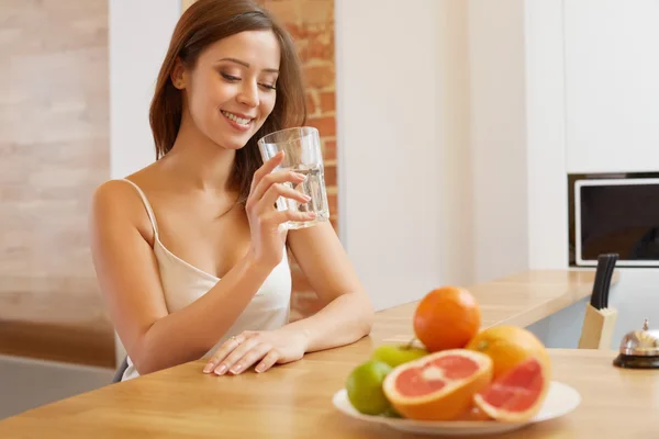 Mujer joven con vaso de agua. Estilo de vida saludable — Foto de Stock