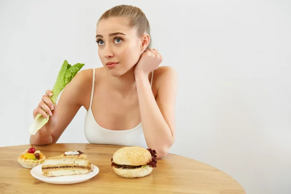Conceito de dieta. bela jovem mulher come alface — Fotografia de Stock