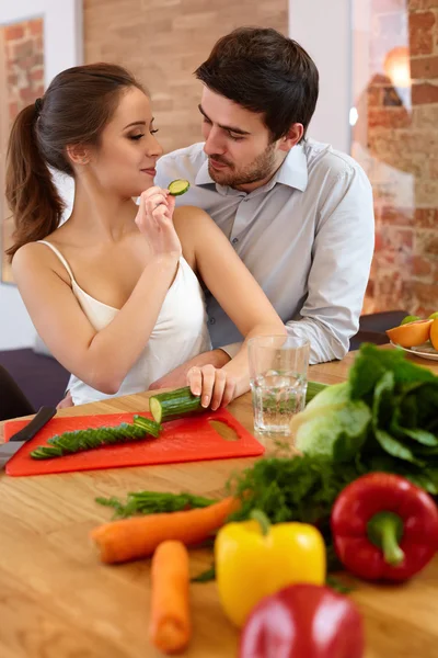 Young Couple Cooking In The Kitchen . Healthy food — Stock Photo, Image