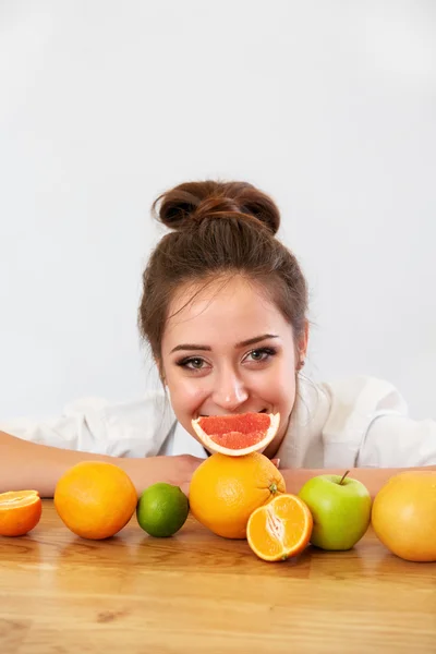Hermosa joven jugando con frutas — Foto de Stock